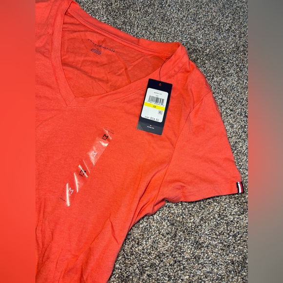 Tommy Hilfiger women’s peach/orange short sleeve T-shirt size (M) new with tag. - Picture 2 of 9